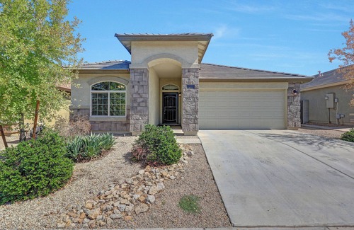 Laveen Village House | The 27th Street Retreat - 4BR w/Yard - Sleeps 10