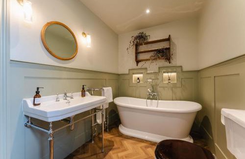 Grange Moor Hotel | The 3 Acres Inn & Restaurant