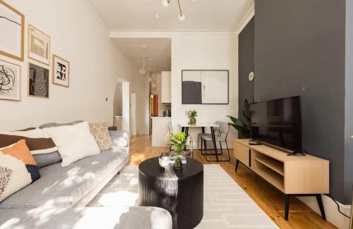 Chiswick House | The Abinger Place - Inviting 2BDR House with Study Room & Garden