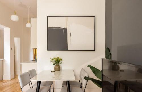 Chiswick House | The Abinger Place - Inviting 2BDR House with Study Room & Garden