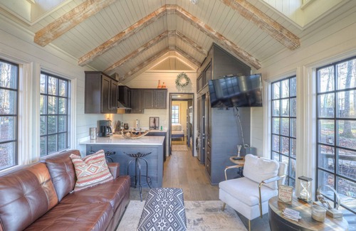Tracy City Cabin | The Acorn Cottage at The Retreat at Water's Edge