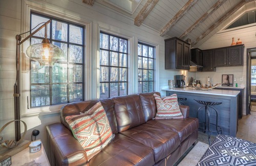 Tracy City Cabin | The Acorn Cottage at The Retreat at Water's Edge