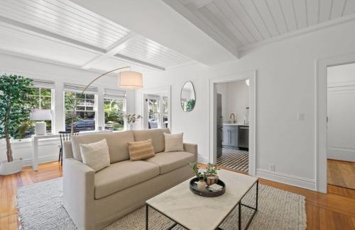 Hyde Park Apartment | The Adaline Room #8 - Beautiful Hyde Park Apt, 2nd Floor, Steps to Bayshore