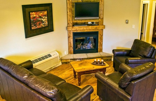 Lake of Bays Cottage | The Algonquin Luxury Cottage at Blue Water Acres Resort