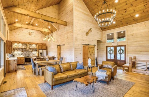 Blue Ridge House | The Americana - Stunning Mountainside Retreat!