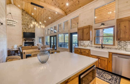 Blue Ridge House | The Americana - Stunning Mountainside Retreat!