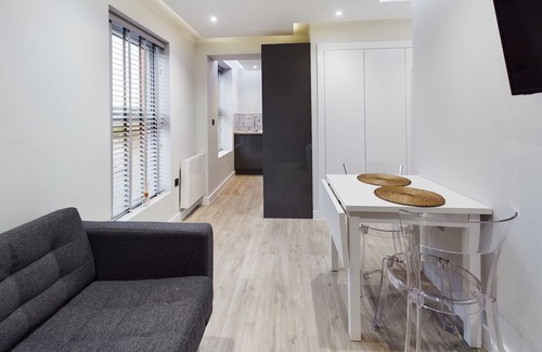 Everton Apartment | The Amethyst Modern Apartment