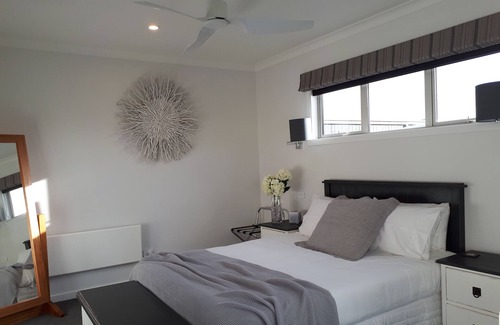 Waitarere Beach House | THE ANCHORAGE - MODERN BED AND BREAKFAST
