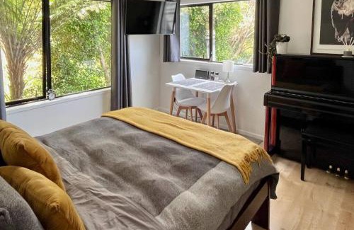 Glenfield Apartment | The Aotearoa Room