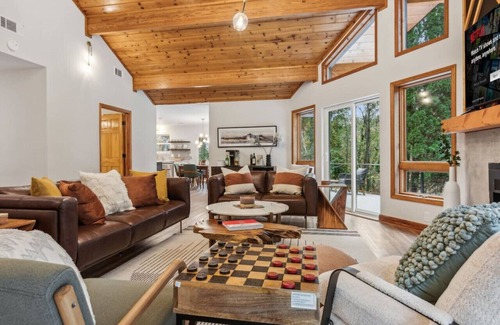 Dahlonega House | The Apex - Hot tub, gym, wine, waterfalls & more!