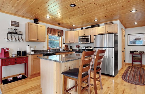 Bethel Cabin | The Après Inn- Pet Friendly Cabin