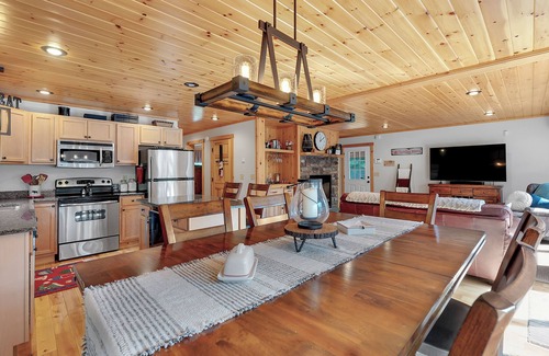 Bethel Cabin | The Après Inn- Pet Friendly Cabin