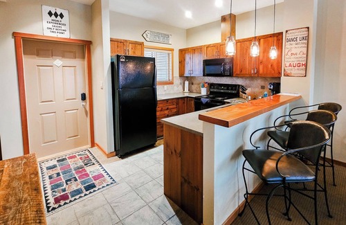 Golden House | The Arete: 3-bedroom mountain townhouse with hot tub