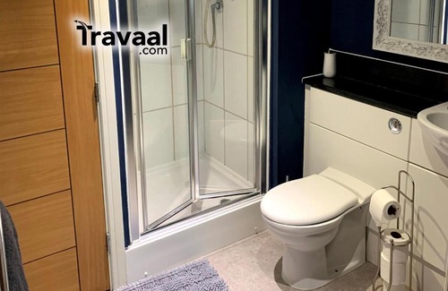 Rushmoor District Apartment | The Aviator Apartment - Farnborough - Allocated Parking, WI-FI & Self Check-in