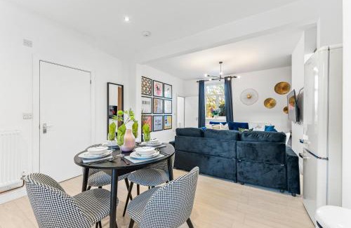 Ashford-in-the-Water House | The Bakewell Haven - Hot tub - Pets - Sleeps 9