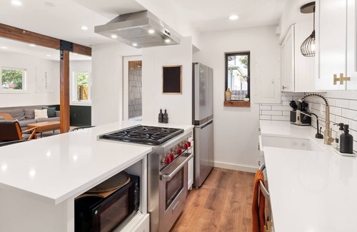 North Bend Apartment | The Ballarat House ~ Hot Tub ~ Downtown~ Fire Pit