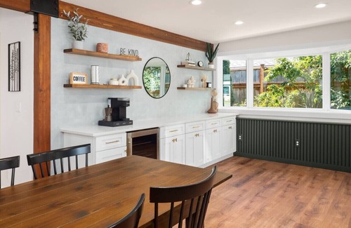 North Bend Apartment | The Ballarat House ~ Hot Tub ~ Downtown~ Fire Pit