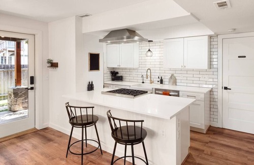 North Bend Apartment | The Ballarat House ~ Hot Tub ~ Downtown~ Fire Pit