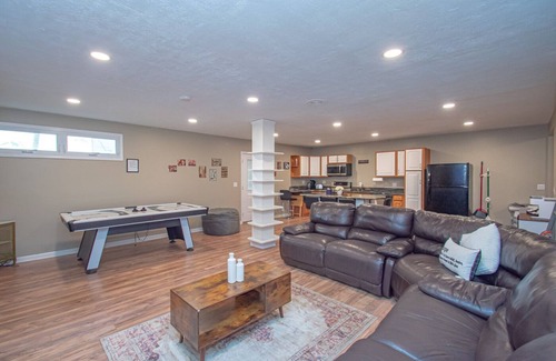 Miamisburg Apartment | The Barbershop-Luxury 2 bd/2bth in DWTN Miamisburg