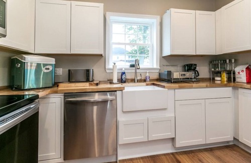 Sylvan Beach House | The Beach Pad · Spacious 4BR Getaway · Walk to Sylvan Beach