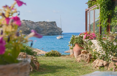 Lygaria Apartment | The Beachfront apartment is part of the Villa Omega complex at Lygaria Beach.