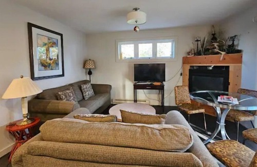 Cushing Resort | The Beahive resort. Unit #1 Lakefront on lake Alex