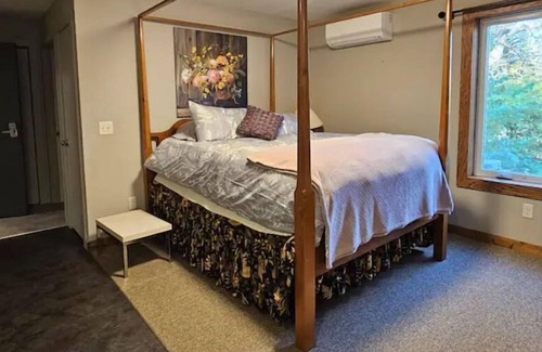 Cushing Resort | The Beahive resort. Unit #1 Lakefront on lake Alex
