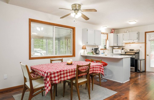 Thornhurst Ski Chalet | The Bear's House, Pet Friendly, Level 2 EV Charger