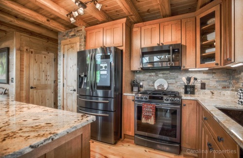 Garner Cove Cabin | The Bears Castle - Fire Pit, Hot Tub!