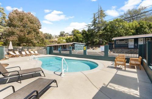 Three Rivers Apartment | The Belle Sequoia Motel RM9