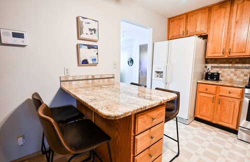 Lincoln House | The Belmont - 5 Min Ride to Campus, Large but Cozy