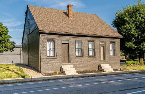Lockerbie Square Apartment | THE BEST Downtown Spot Free parking Pet friendly
