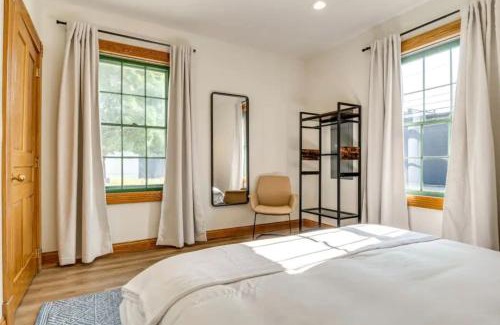 Lockerbie Square Apartment | THE BEST Downtown Spot Free parking Pet friendly