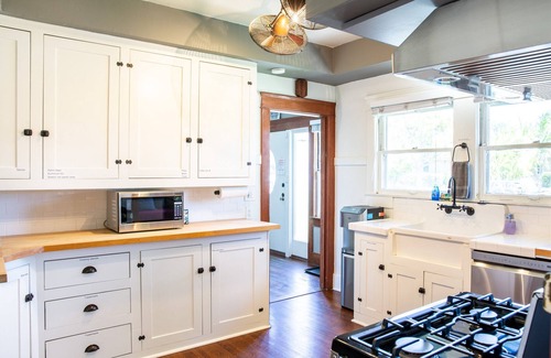 Southwest Anaheim House | The Best House. 1 mile to Disneyland with a pool, hot tub, and game room.