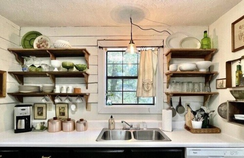 Oxford House | The Betty Jo, vintage HOME walk to Square!
