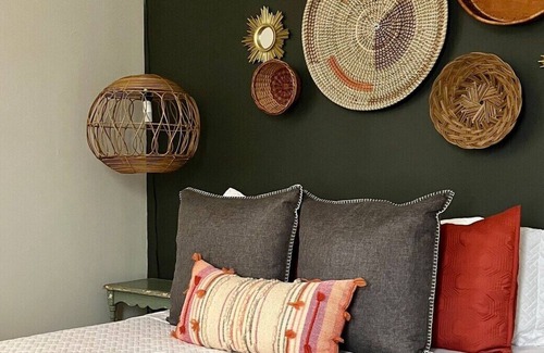 Oxford House | The Betty Jo, vintage HOME walk to Square!