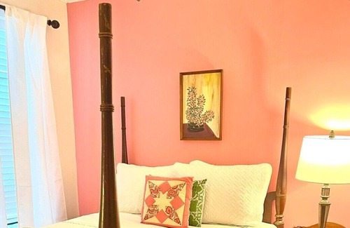 Oxford House | The Betty Jo, vintage HOME walk to Square!