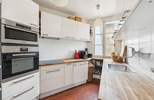 Quartier de Rochechouart Apartment | The Bibliophile’s Haven, by Veeve