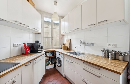 Quartier de Rochechouart Apartment | The Bibliophile’s Haven, by Veeve