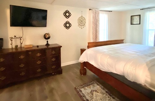 Lake City House | The Big Oak. Relax after day at the springs.