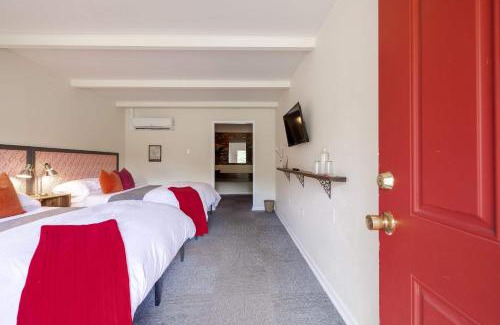 Canaan Valley Hotel | The Billy Motel Double Room with Retro Charm