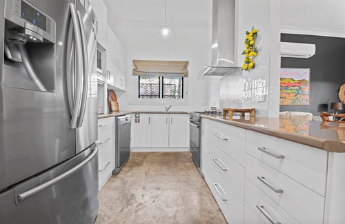 Wagga Wagga House | The Birch House - Stroll to CBD, Firepit