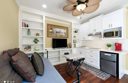 Torrey Highlands Apartment | The Black and White Suite at Torrey Highlands