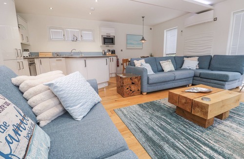 Portreath Cottage | THE BLACK BARNACLE, family friendly, with hot tub in Portreath
