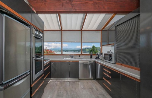Whitianga Villa | The Black Chalet