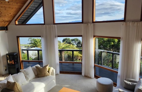 Whitianga Villa | The Black Chalet