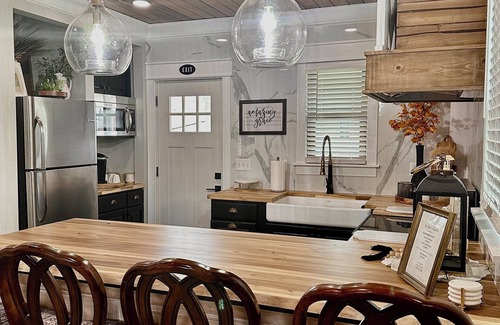 Hermann House | The Black Magnolia - downtown with a charming patio to enjoy