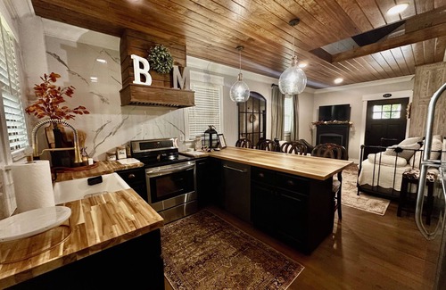 Hermann House | The Black Magnolia - downtown with a charming patio to enjoy