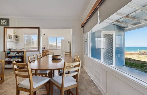 Ledge Point Apartment | The Blue Beach House, 3 * accommodation 5 * view