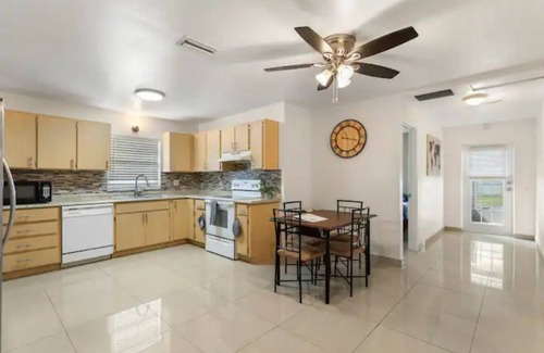 Pinellas Park House | The Blue Bungalow. 3B 2B home. Close to Beaches